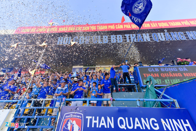 CĐV đội Hà Nội ăn mừng khi đội nhà tiếp tục bất bại ở V.League 2018 CĐV đội Hà Nội ăn mừng khi đội nhà tiếp tục bất bại ở V.League 2018